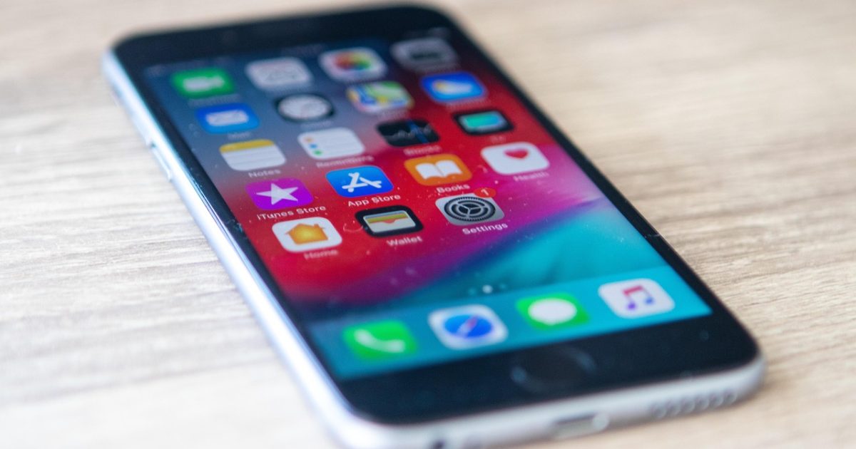 5g网速测试 App 主界面在手机屏幕上显示实时下载速度与延迟数值，背景为简洁的蓝色渐变测试环境